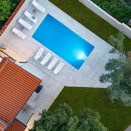 Vila Pietra *